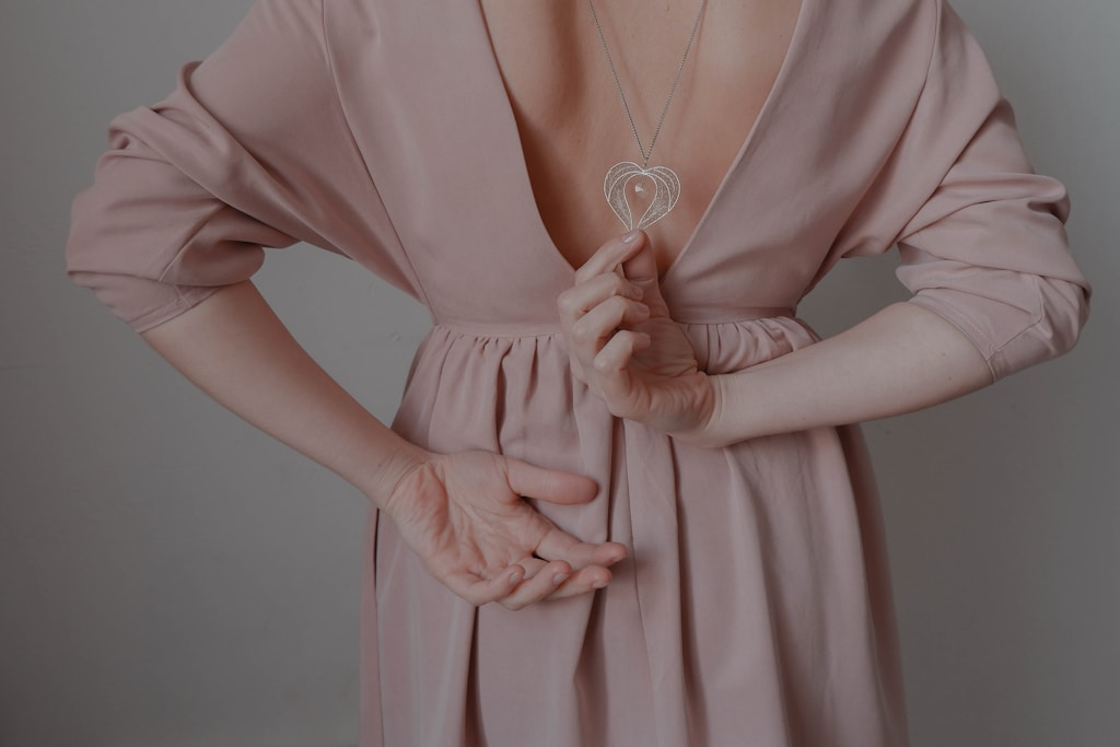 Jak się ubrać na galę charytatywną lub bal dobroczynny? Dress code i elegancja w służbie dobra