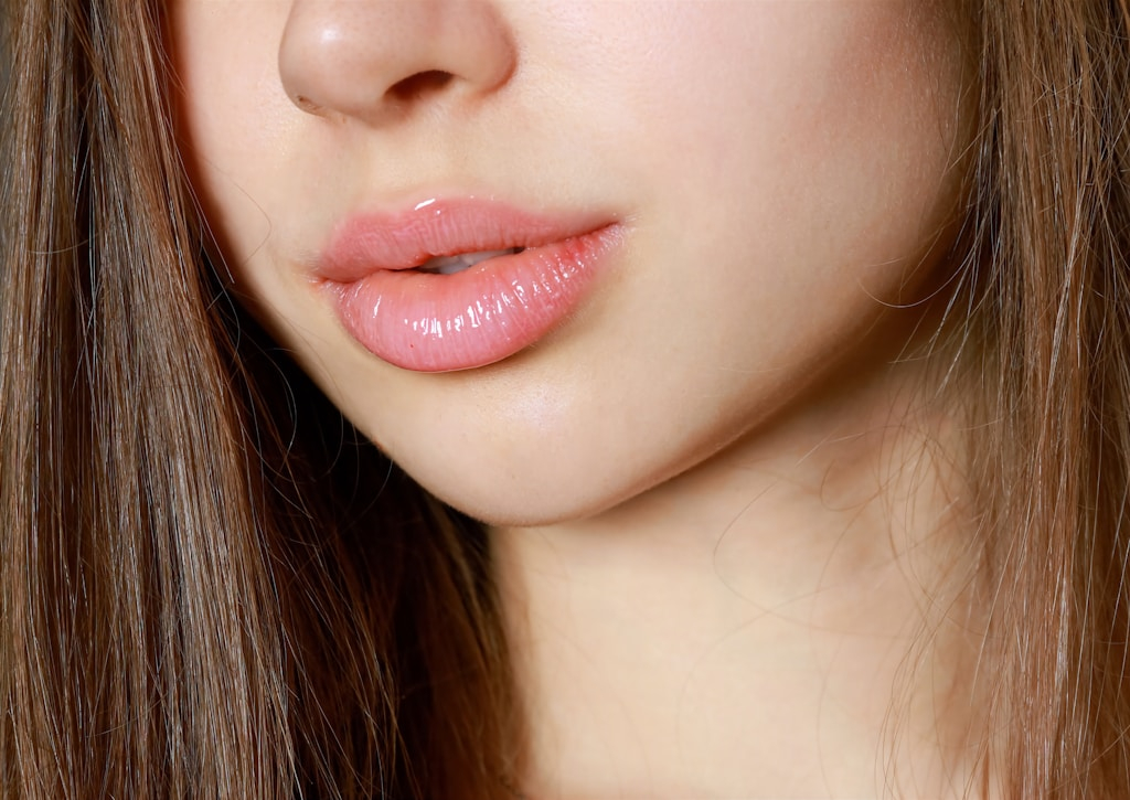 Naturalny sposób na pełne usta – czym jest chirurgiczny lip lift?
