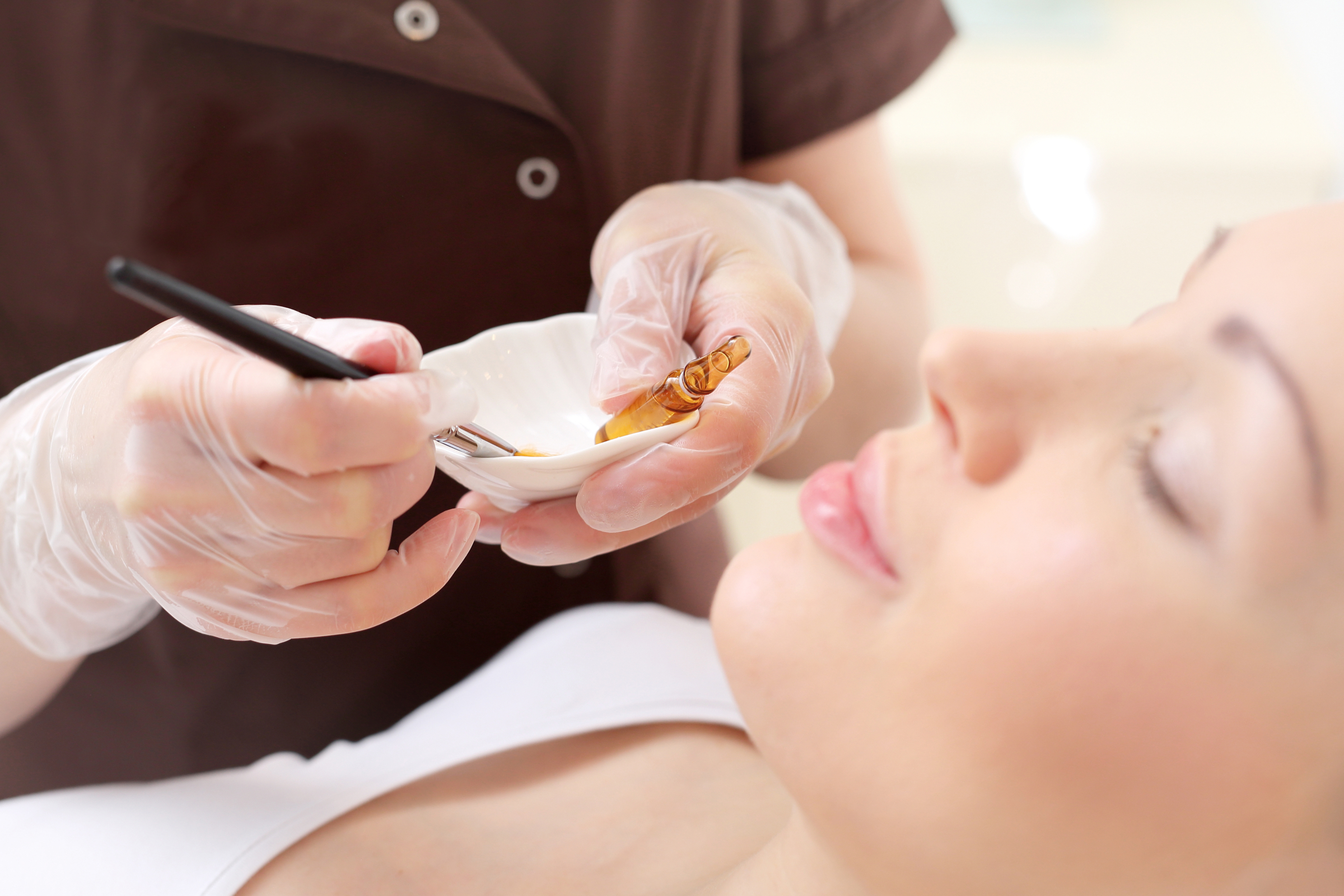 Peeling chemiczny krok po kroku – przygotowanie i pielęgnacja po zabiegu